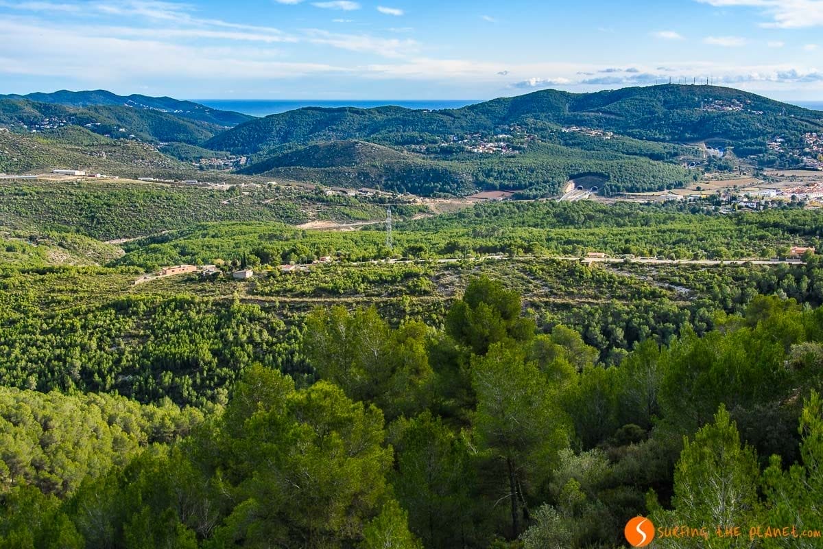 Vistas desde el Castillo de Olèrdola, El Penedès, Cataluña, España | Qué hacer en el Penedès Vistas desde el Castillo de Olèrdola, El Penedès, Cataluña, España | Qué hacer en el Penedès