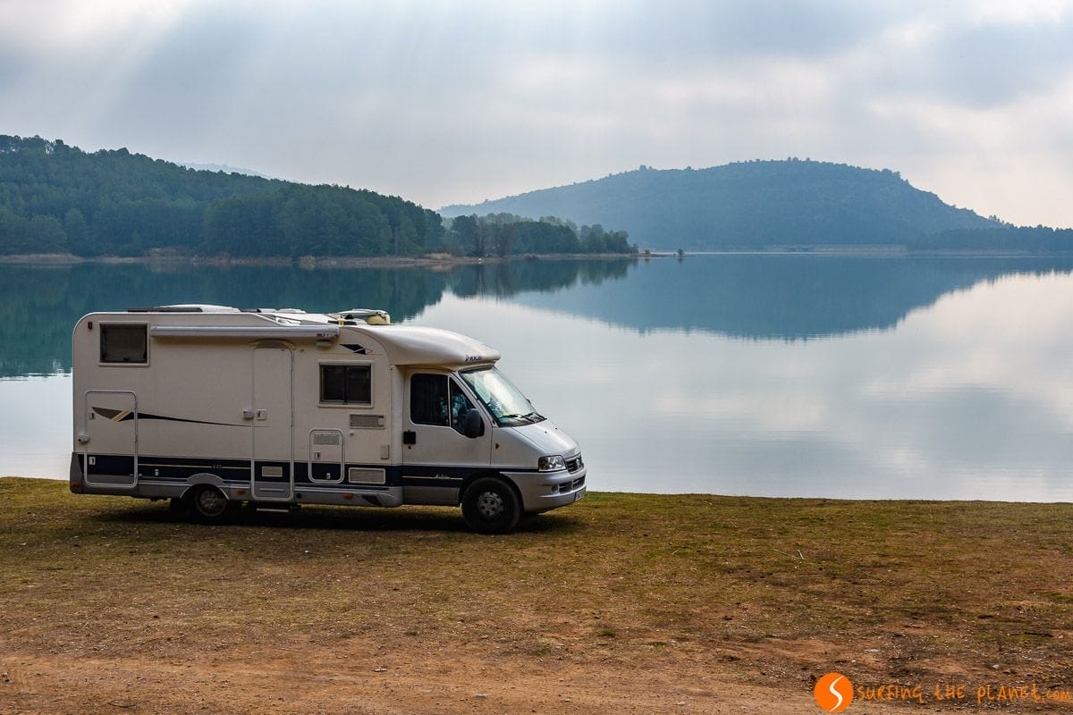Autocaravana en el Embalse de Sichar, Castellón, Comunidad Valencian Autocaravana en el Embalse de Sichar, Castellón, Comunidad Valencian