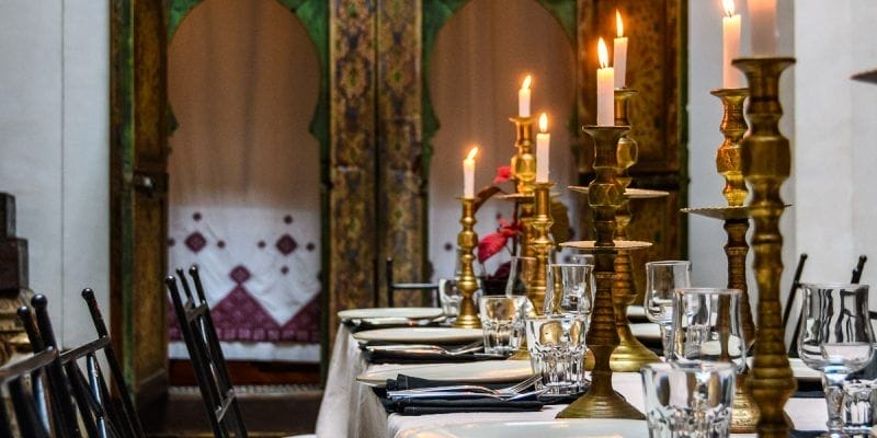 Mesa con velas, Dar Seffarine, Fez, Marruecos