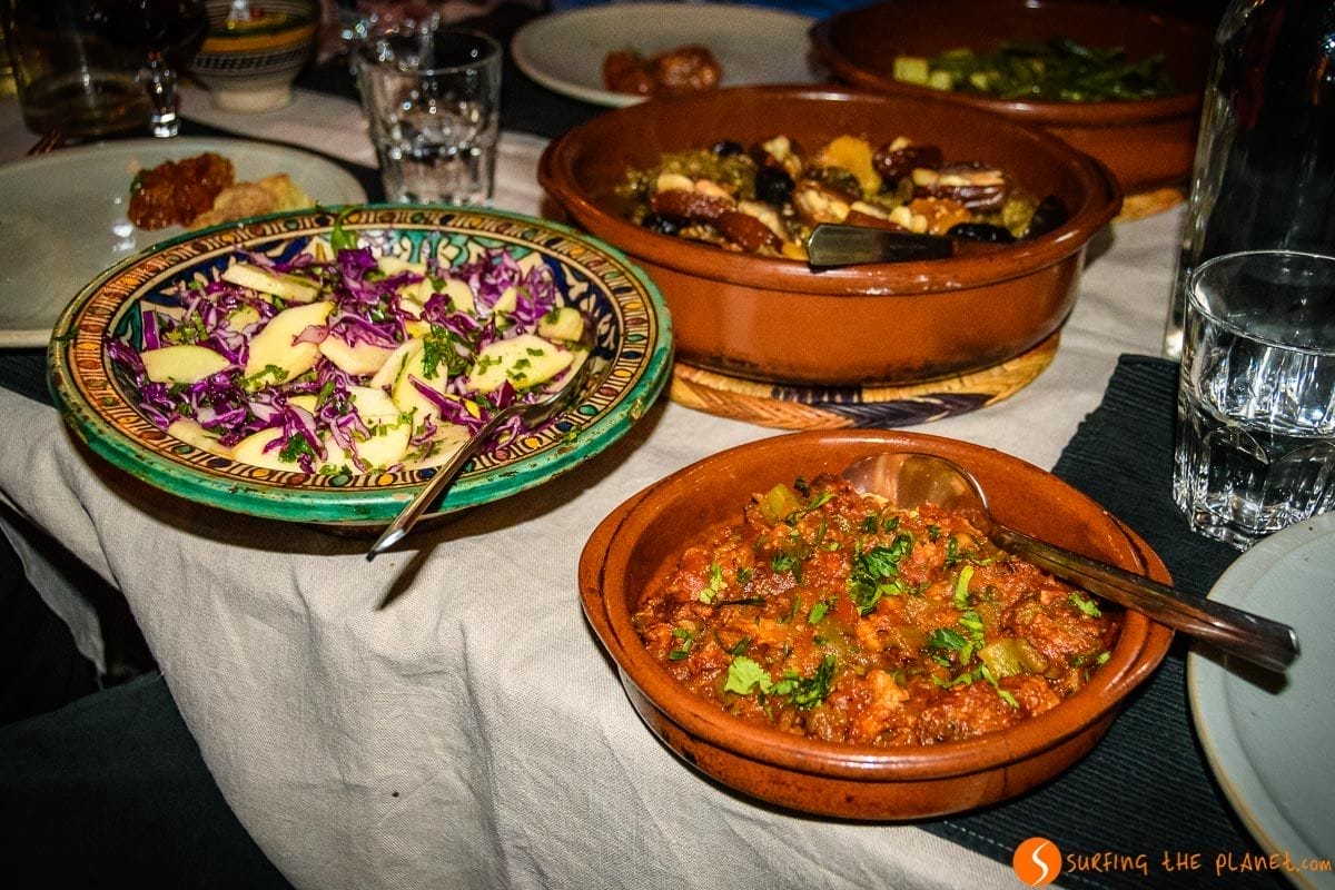 Platos en la mesa, Dar Seffarine, Fez, Marruecos Platos en la mesa, Dar Seffarine, Fez, Marruecos