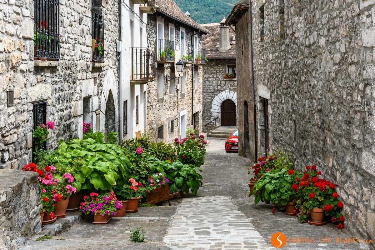 Calle empedrada, Hecho, Huesca, Aragón | 25 pueblos de Huesca con encanto Calle empedrada, Hecho, Huesca, Aragón | 25 pueblos de Huesca con encanto