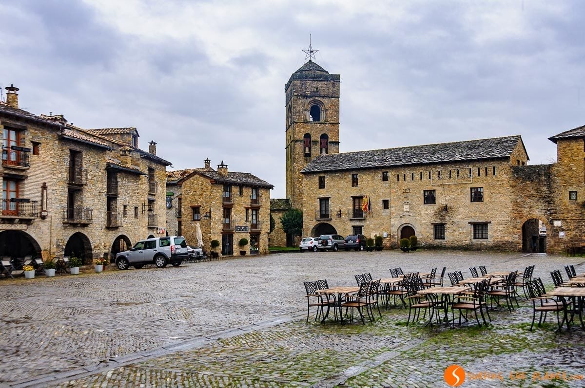 Plaza Mayor, Aínsa, Huesca, Aragón Plaza Mayor, Aínsa, Huesca, Aragón