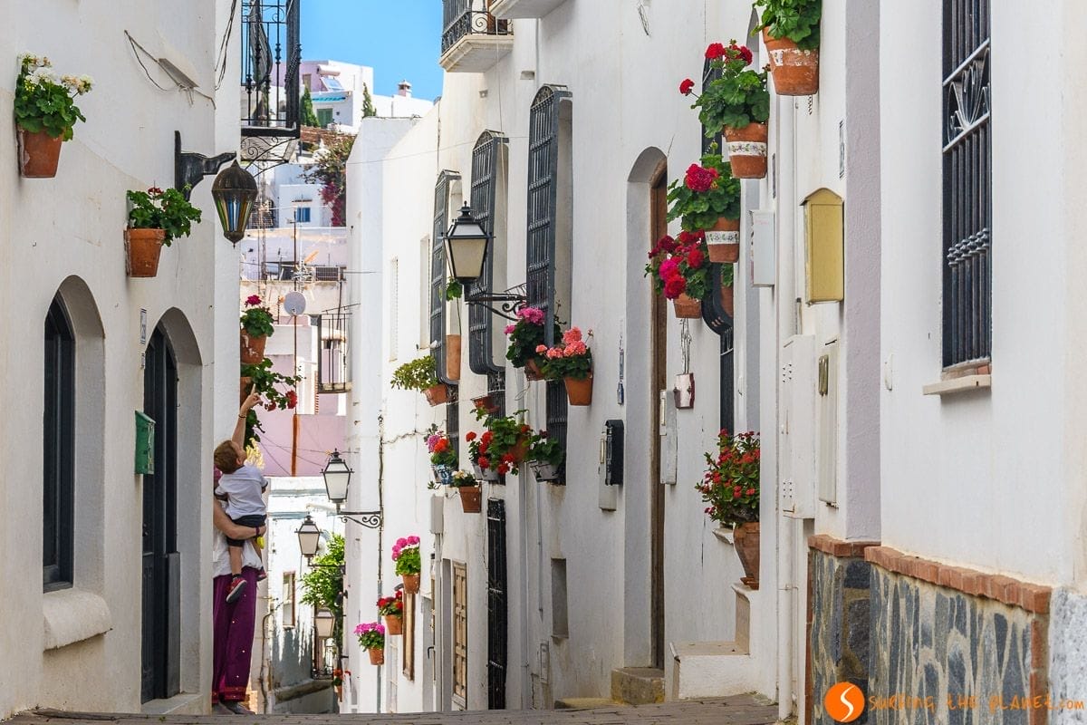 Calle con flores, Mojácar, Almería, Andalucía | Que visitar en Almería Calle con flores, Mojácar, Almería, Andalucía | Que visitar en Almería