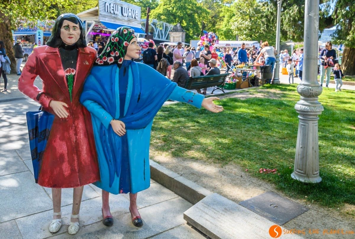 Escultura de Las dos Marías, Santiago Compostela, Galicia | Que hacer en Santiago en 3 días Escultura de Las dos Marías, Santiago Compostela, Galicia | Que hacer en Santiago en 3 días