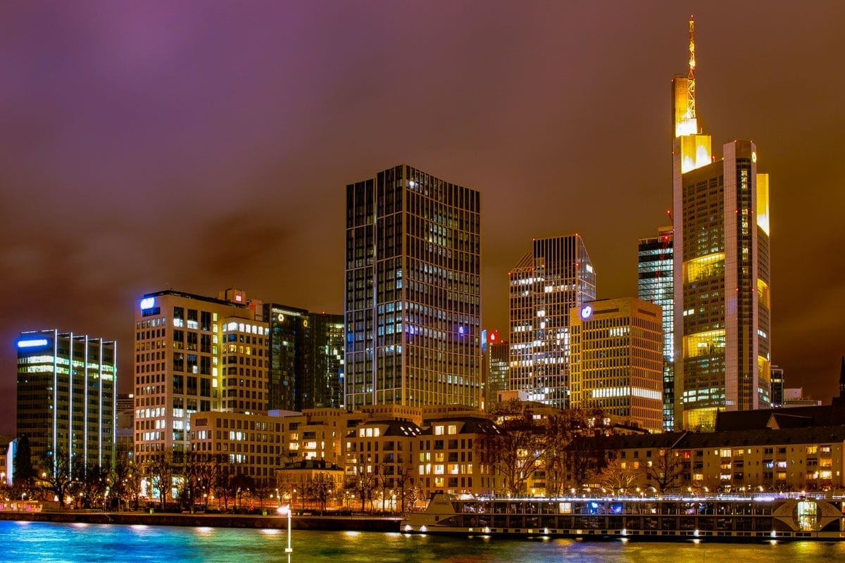 Luces nocturnas de rascacielos, Frankfurt, Alemania | Qué ver y visitar en Frankfurt Luces nocturnas de rascacielos, Frankfurt, Alemania | Qué ver y visitar en Frankfurt