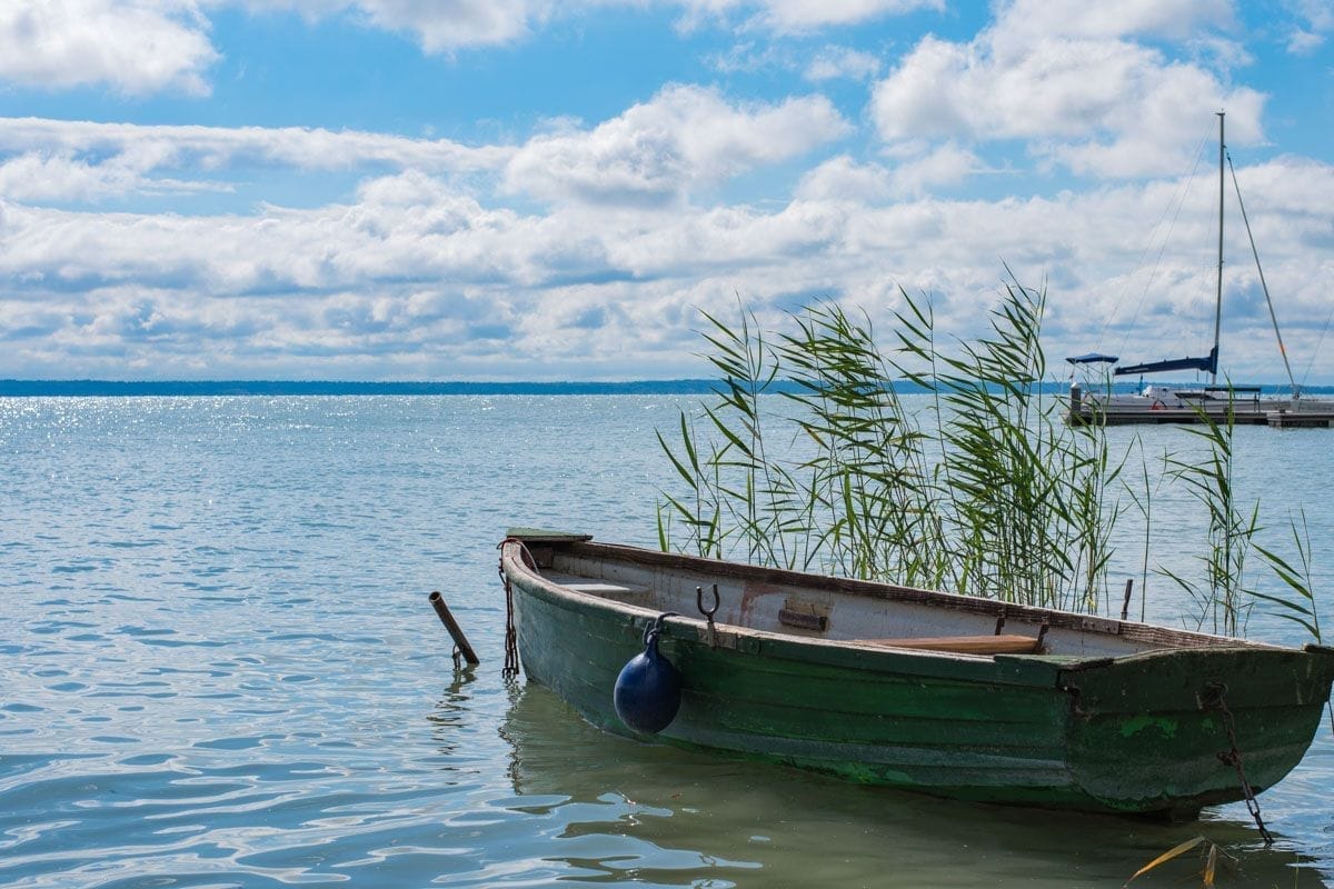 Barquito en el Lago Balaton, Hungría Barquito en el Lago Balaton, Hungría