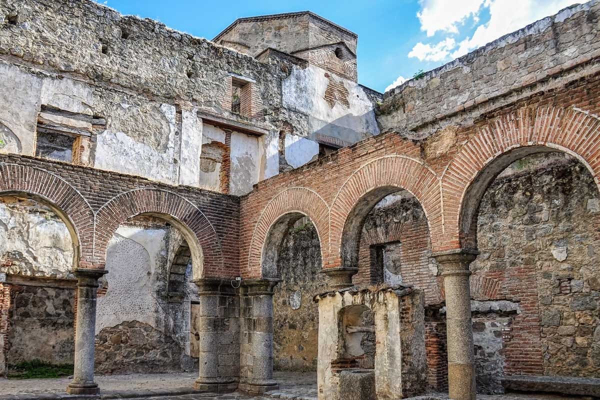 Interior del Castillo de Mombeltrán, Ávila, Castilla y León | Los pueblos más bonitos de Ávila Interior del Castillo de Mombeltrán, Ávila, Castilla y León | Los pueblos más bonitos de Ávila