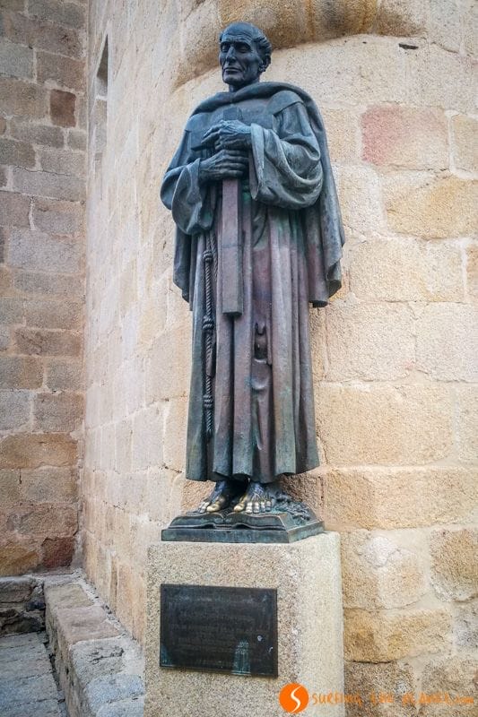 Escultura de San Pedro de Alcántara, Plaza Santa María, Cáceres, Extremadura Escultura de San Pedro de Alcántara, Plaza Santa María, Cáceres, Extremadura