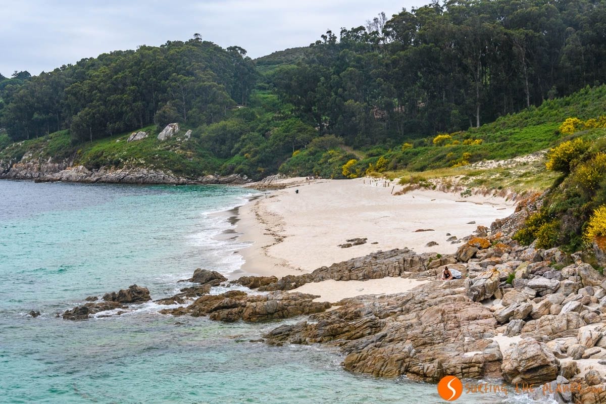 Arena blanca con aguas turquesas, Playa de Melide, Isla de Ons, Rías Baixas, Galicia Arena blanca con aguas turquesas, Playa de Melide, Isla de Ons, Rías Baixas, Galicia