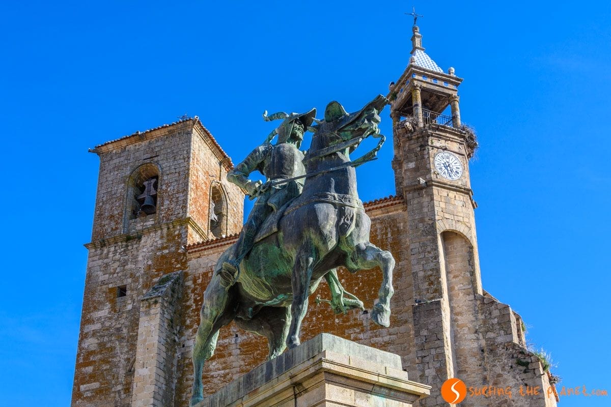 Escultura de Pizarro, Plaza Mayor, Trujillo, Cáceres, Extremadura | Que hacer en Trujillo Escultura de Pizarro, Plaza Mayor, Trujillo, Cáceres, Extremadura | Que hacer en Trujillo