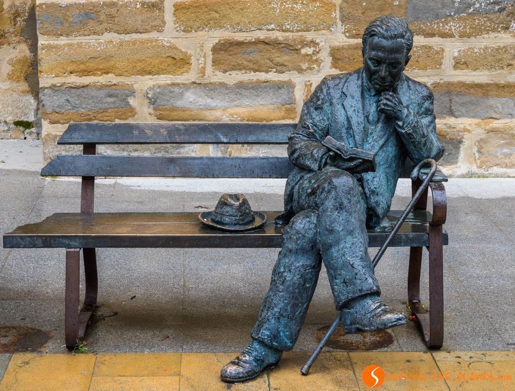 Estatua de Antonio Machado, Baeza, Jaén, Andalucía | Que ver en Jaén Provincia Estatua de Antonio Machado, Baeza, Jaén, Andalucía | Que ver en Jaén Provincia