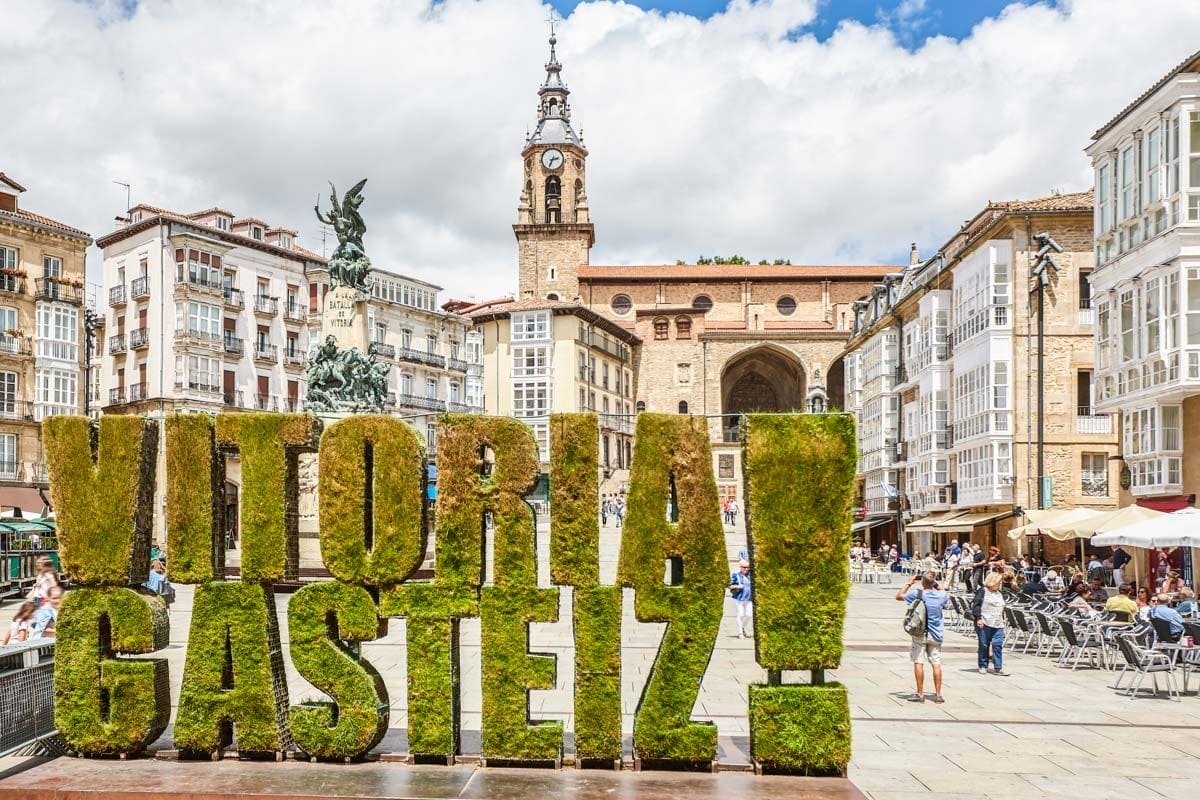 Letrona, Plaza de la Virgen Blanca, Vitoria, Álava, País Vasco | Que ver en Vitoria Letrona, Plaza de la Virgen Blanca, Vitoria, Álava, País Vasco | Que ver en Vitoria