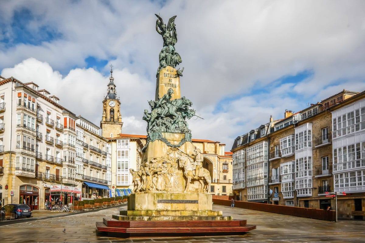 Monumento, Plaza de la Virgen Blanca, Vitoria, Álava, País Vasco | Que visitar en Vitoria Monumento, Plaza de la Virgen Blanca, Vitoria, Álava, País Vasco | Que visitar en Vitoria