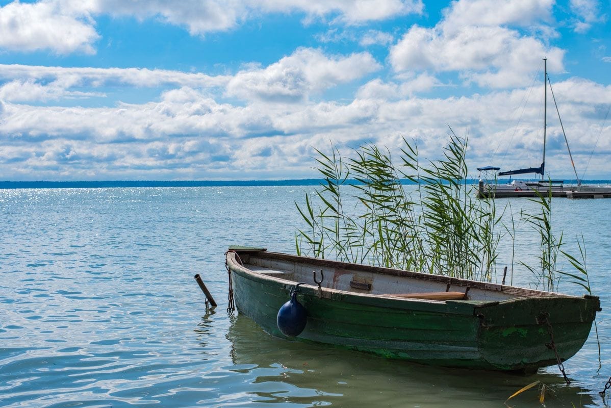 Barco en el Lago Balaton, cerca de Budapest, Hungría | Excursiones cerca de Budapest Barco en el Lago Balaton, cerca de Budapest, Hungría | Excursiones cerca de Budapest