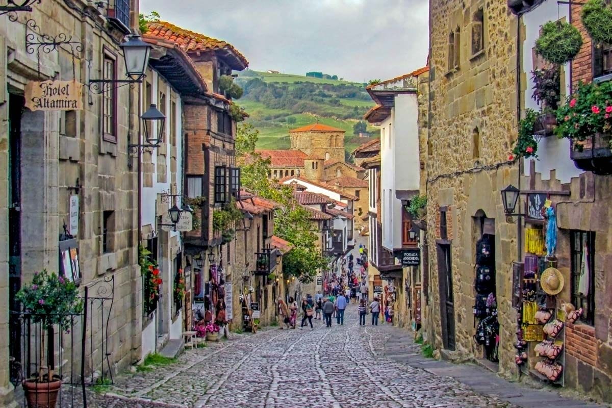Calle Cantón, Santillana del Mar, Cantabria | Que ver en Santillana del Mar Calle Cantón, Santillana del Mar, Cantabria | Que ver en Santillana del Mar