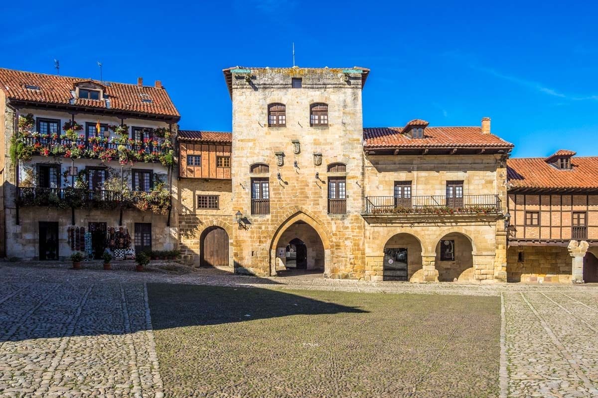 Plaza Mayor, Santillana del Mar, Cantabria | Que ver en Santillana del Mar Plaza Mayor, Santillana del Mar, Cantabria | Que ver en Santillana del Mar