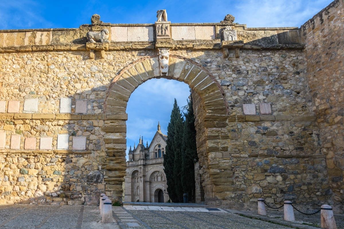 Arco de los Gigantes, Antequera, Málaga, Andalucía | Que visitar en Antequera Arco de los Gigantes, Antequera, Málaga, Andalucía | Que visitar en Antequera