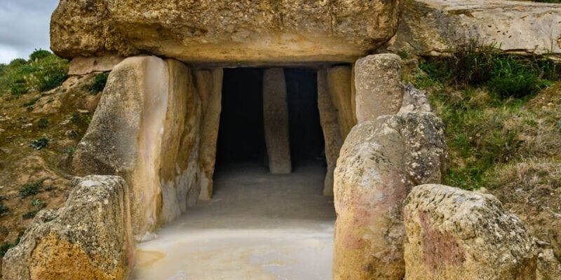 Que ver en Antequera | Exterior Dolmen de Menga, Antequera, Málaga, Andalucía