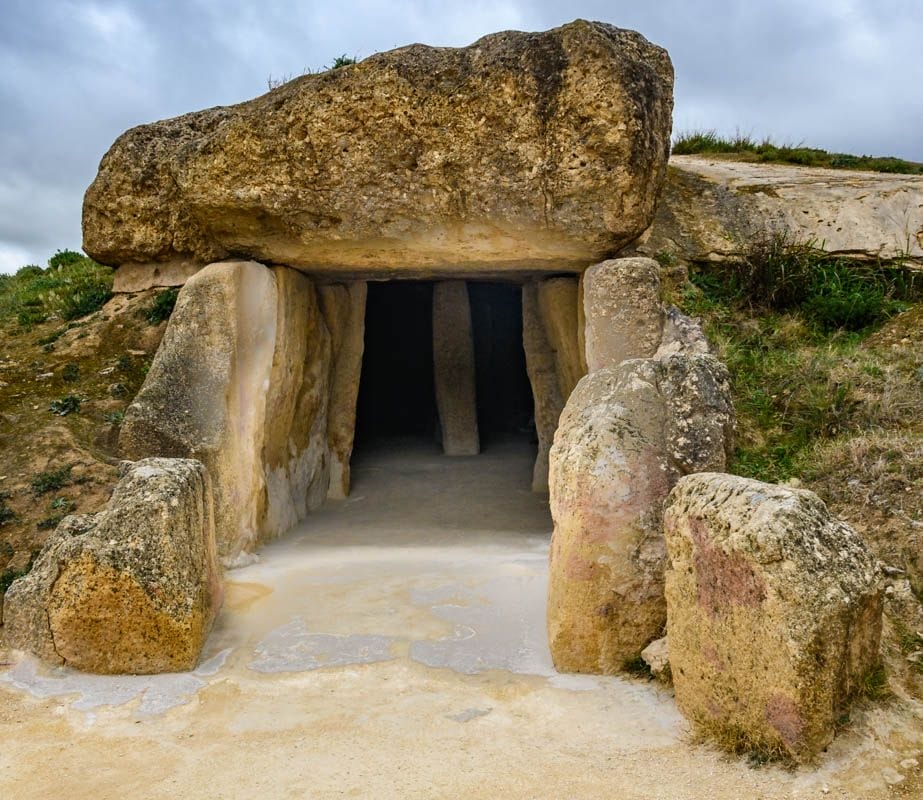 Exterior Dolmen de Menga, Antequera, Málaga, Andalucía | Que visitar en Antequera