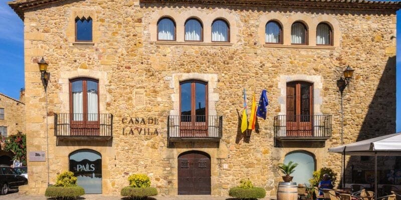 Que ver en Pals | Ayuntamiento, Plaza Mayor, Pals, Cataluña