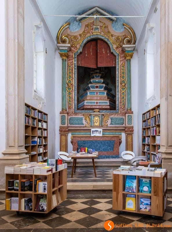 Librería en el interior de la Iglesia de Santiago, Óbidos, Portugal | Que ver en Óbidos Librería en el interior de la Iglesia de Santiago, Óbidos, Portugal | Que ver en Óbidos