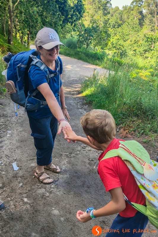 Encuentro con peregrinos, Galicia | Camino de Santiago con niños Encuentro con peregrinos, Galicia | Camino de Santiago con niños
