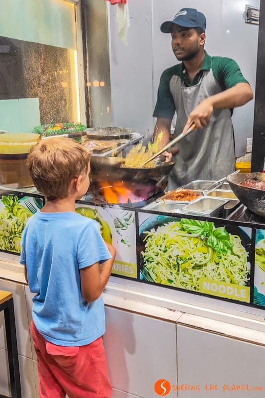 Cocinero haciendo kotthu en un restaurante local, Negombo, Sri Lanka