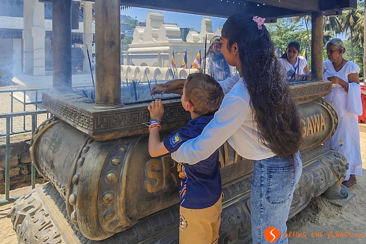 Incienso en templo budista, Kandy, Sri Lanka | Viajar con eSIM de Holafly por Sri Lanka Incienso en templo budista, Kandy, Sri Lanka | Viajar con eSIM de Holafly por Sri Lanka