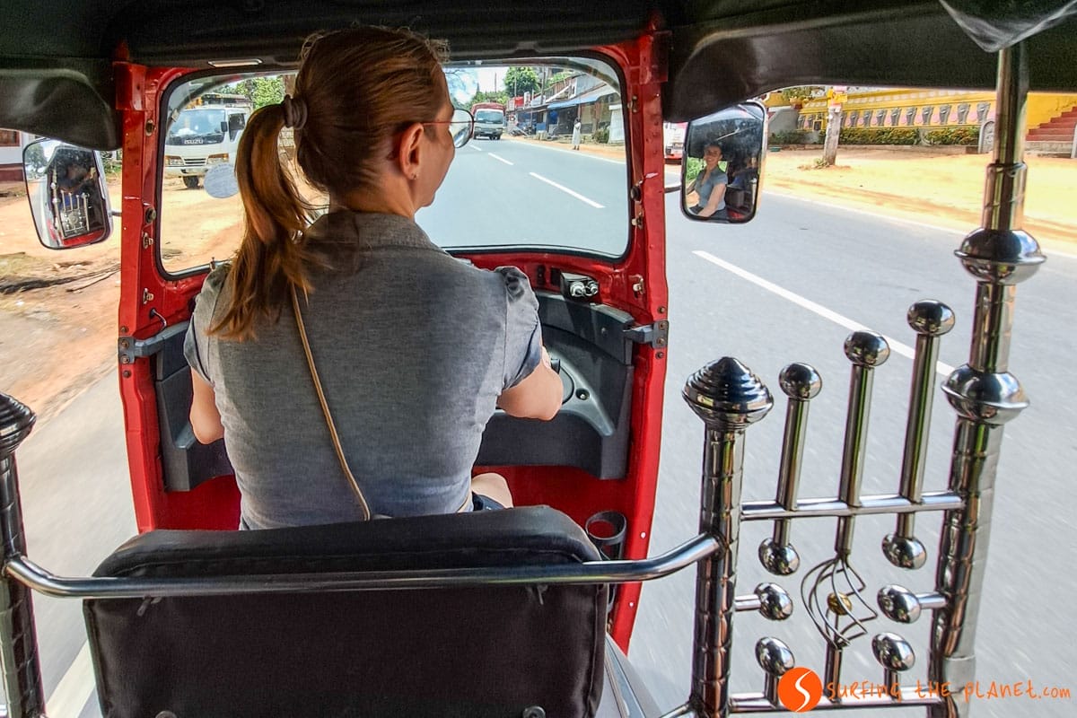Conducir tuk-tuk, Sri Lanka | Conectados con la eSIM de Holafly en Sri Lanka