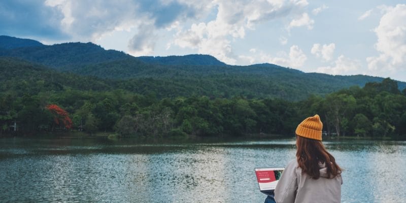 Estar conectado con la eSIM de Holafly en el extranjero