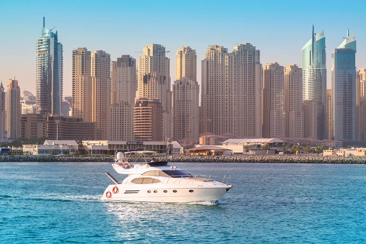 Yate, Marina, Dubái | Que ver en Dubai en 3 días Yate, Marina, Dubái | Que ver en Dubai en 3 días