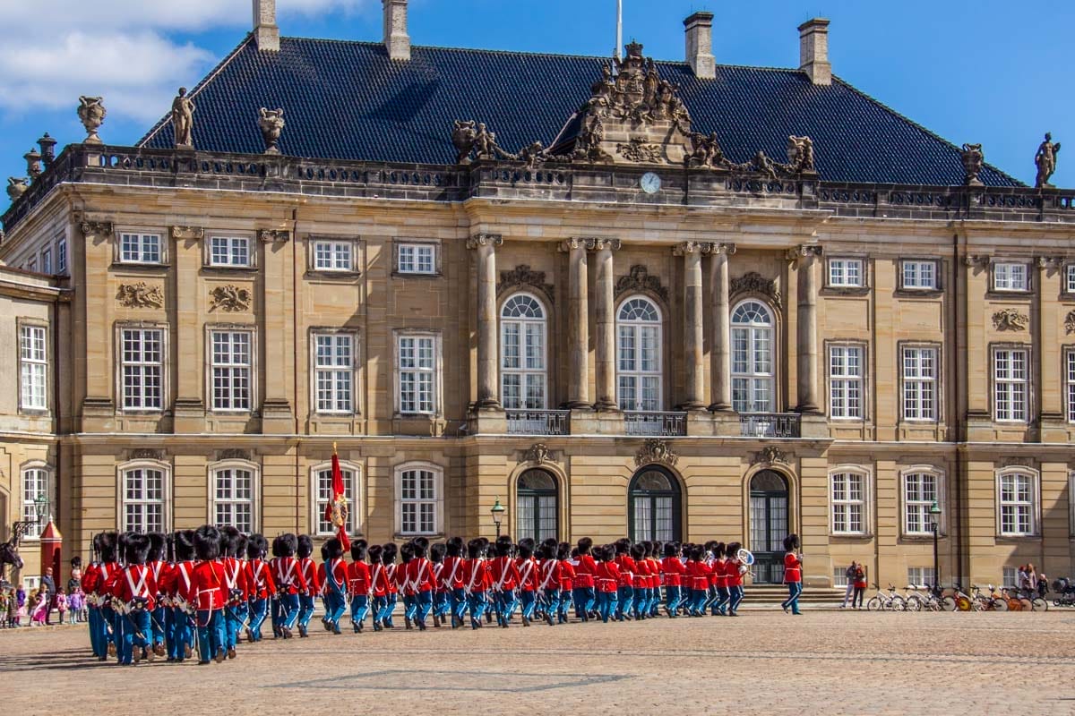 Cambio de guardia, Amelienborg, Copenhague | Que visitar en Copenhague en 3 días Cambio de guardia, Amelienborg, Copenhague | Que visitar en Copenhague en 3 días